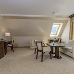 Crocus Hotell 4*