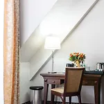 Crocus Hotell 4*