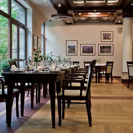 Crocus Hotel 4*